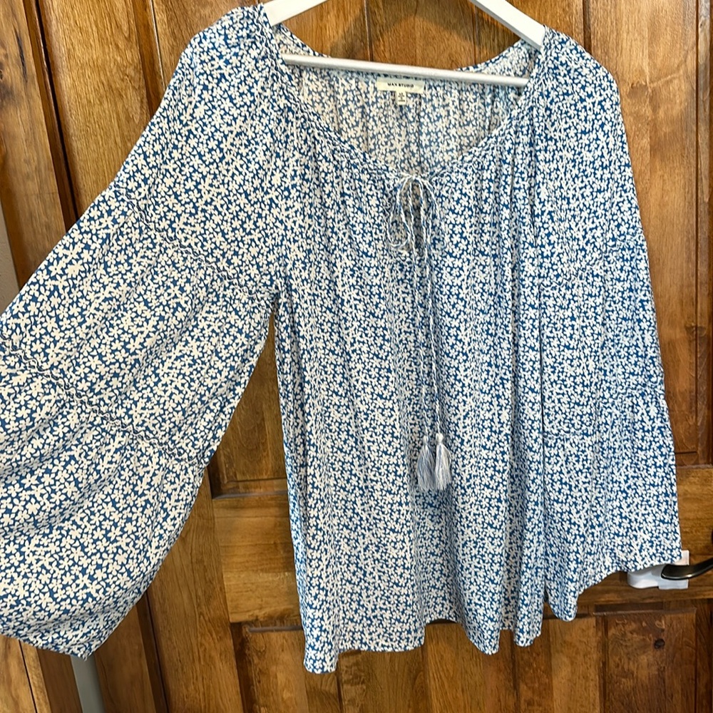 Max Studio Women’s flowy shirt. Size medium.